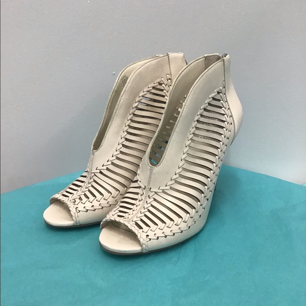 Vince Camuto white heels SIZE 8.5